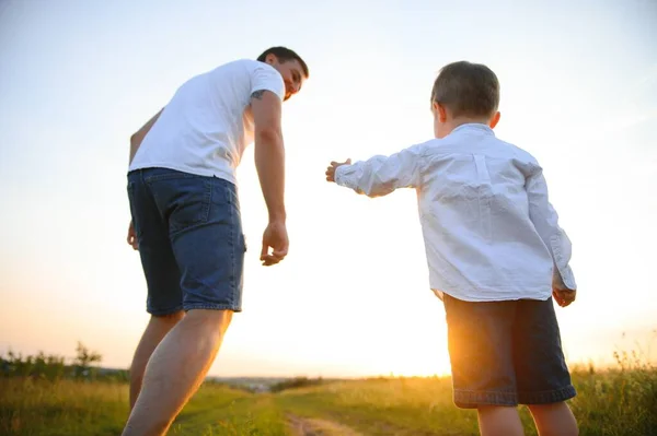 Vatertag Vater Und Sohn Spielen Einem Sommertag Zusammen Freien Glückliche — Stockfoto