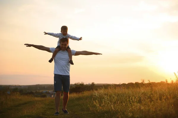 Den Otců Táta Syn Spolu Létě Hrají Venku Šťastná Rodina — Stock fotografie