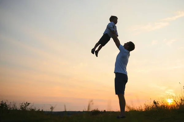Boldog Apa Fia Játszik Naplemente Háttér Koncepció Apák Napja — Stock Fotó