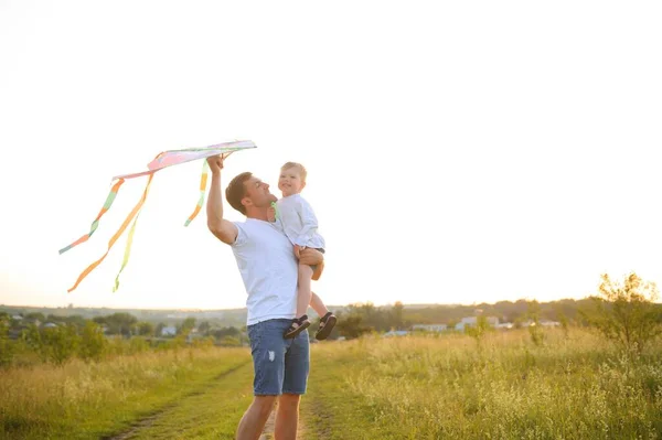 Babalar Günün Kutlu Olsun Yazın Doğada Uçurtmalı Çocuk Kız Baba — Stok fotoğraf