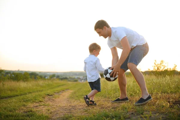 Молодий Батько Своїм Маленьким Сином Грає Футбол День Батька — стокове фото
