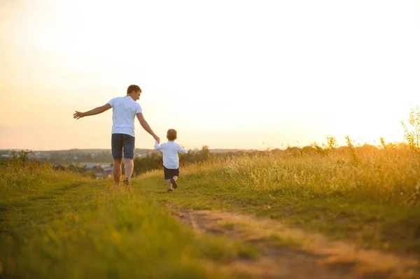 Vatertag Vater Und Sohn Spielen Einem Sommertag Zusammen Freien Glückliche — Stockfoto