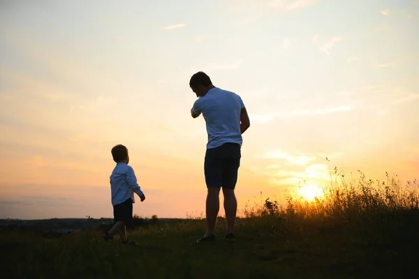 Gelukkig Vader Spelen Met Zoon Zonsondergang Achtergrond Het Concept Van — Stockfoto