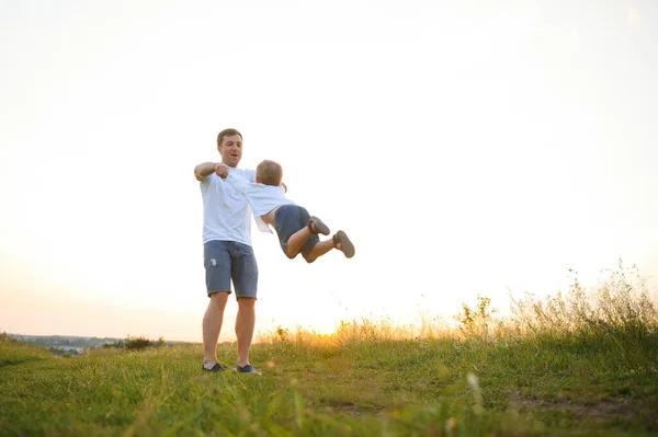 Día Del Padre Papá Hijo Jugando Juntos Aire Libre Verano —  Fotos de Stock