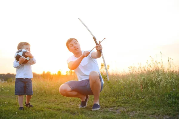Otec Učí Svého Syna Aby Střílet Luku Během Slunečného Letního — Stock fotografie