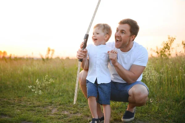 Otec Učí Svého Syna Jak Střílet Lukem — Stock fotografie