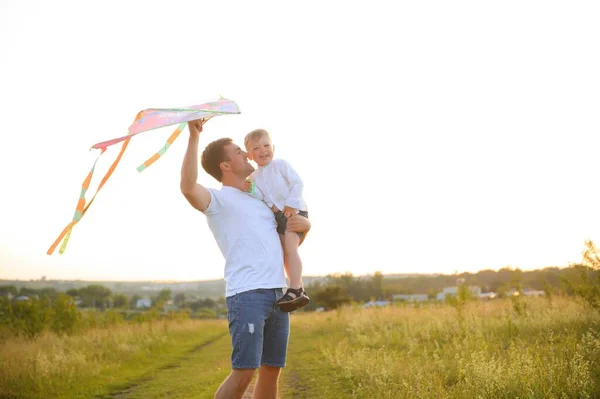 День Батька Тато Син Грають Разом Відкритому Повітрі Влітку Щаслива — стокове фото