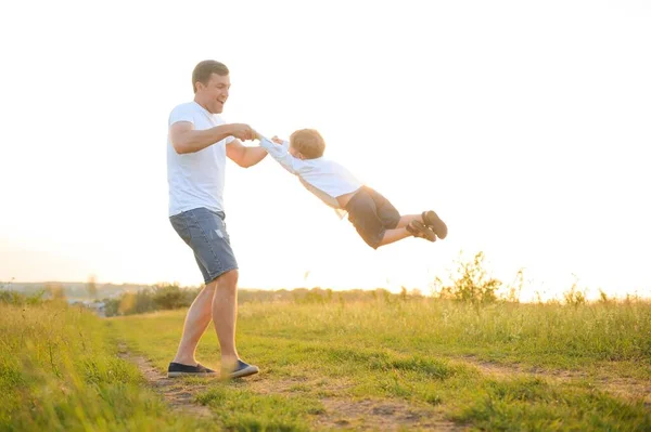 Babalar Günü Oynama Doğa Üzerinde Günbatımında Gülerek Mutlu Aile Baba — Stok fotoğraf