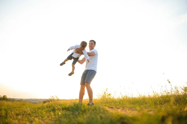 Babalar Günü Baba Oğul Yazın Dışarıda Birlikte Oynuyorlar Mutlu Aile — Stok fotoğraf