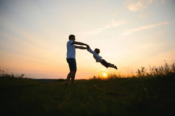 Padre Feliz Jugando Con Hijo Fondo Puesta Del Sol Concepto —  Fotos de Stock