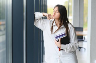 Üniversitedeki genç kız..