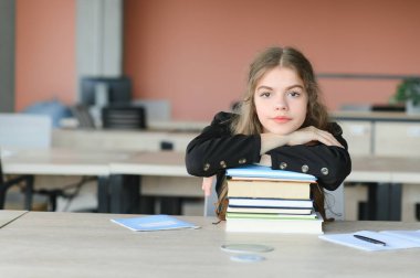 Sınıfta öğrenme ders kitabı yazma kompozisyon okuyan genç kız