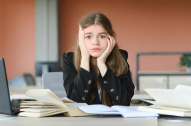 Eğitim ve okul konsepti - Öğrenci kız okulda okuyor ve kitap okuyor
