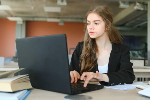 Una Bellissima Studentessa Caucasica Sta Studiando Distanza College Lei Seduta — Foto Stock
