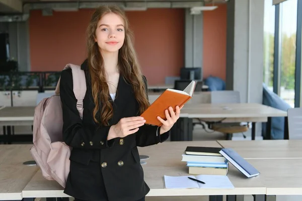 Μαθήτρια Στέκεται Βιβλία Και Σακίδιο Πλάτης Στο Σχολείο — Φωτογραφία Αρχείου
