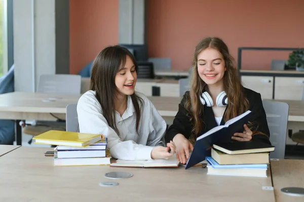 Due Studentesse Studiano Insieme Siedono Alle Loro Scrivanie Svolgono Compiti — Foto Stock