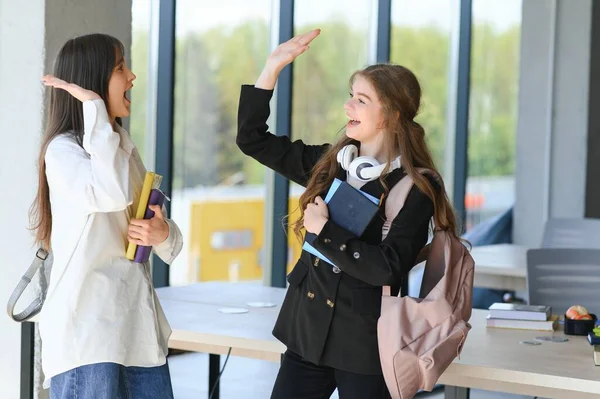 Χαμογελώντας Κορίτσια Στο Διάδρομο Του Γυμνασίου Δύο Φοιτήτριες Μιλούν Μετά — Φωτογραφία Αρχείου
