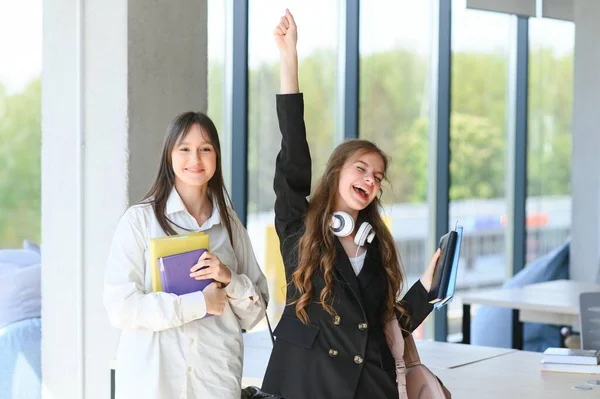 Zwei Freundinnen Mädchen Schülerinnen Zufriedene Studentinnen Sind Mit Ihrem Studium — Stockfoto