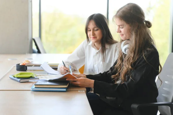 Due Studentesse Studiano Insieme Siedono Alle Loro Scrivanie Svolgono Compiti — Foto Stock