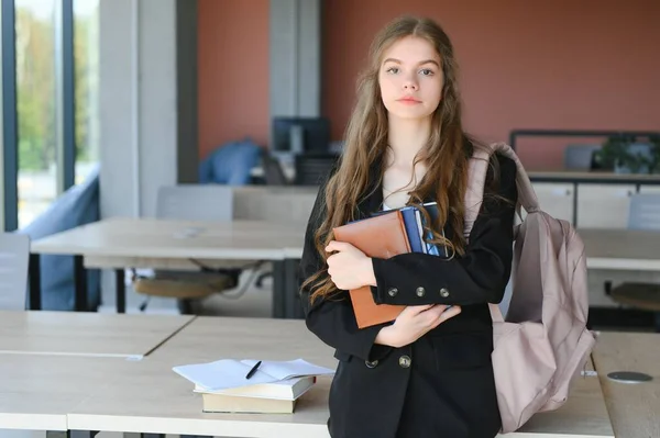 Μαθήτρια Στέκεται Βιβλία Και Σακίδιο Πλάτης Στο Σχολείο — Φωτογραφία Αρχείου