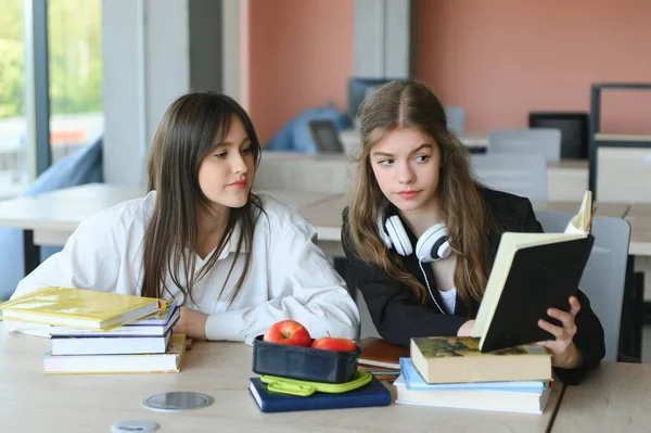 Onderwijs Twee Slimme Moderne Studenten Zwart Wit Uniform Studeren Een — Stockfoto