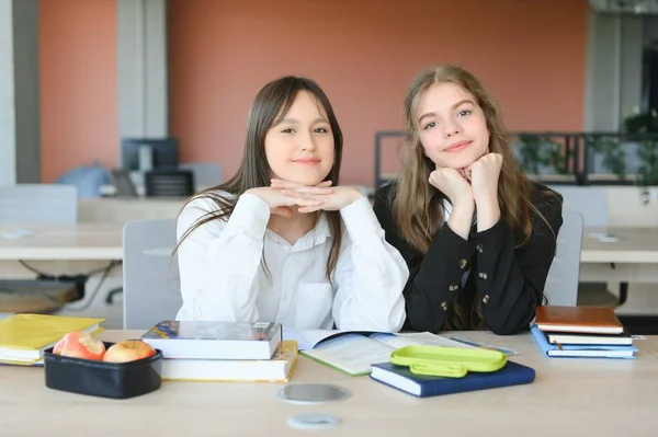 Due Studenti Che Fanno Compiti Insieme Aiutano Vicenda Seduti Tavolo — Foto Stock