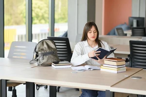 Uma Linda Estudante Anos Senta Uma Mesa Escola Com Cadernos — Fotografia de Stock