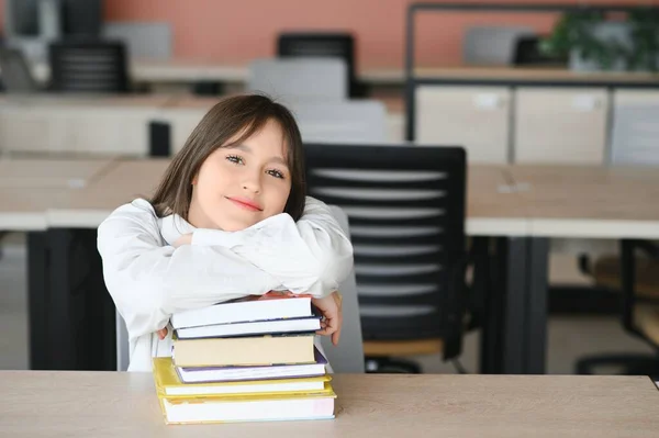 Teen Κορίτσι Μελετώντας Βιβλίο Γραφής Δοκίμιο Μάθησης Στην Τάξη — Φωτογραφία Αρχείου