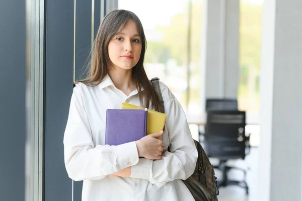 Retrato Uma Estudante Escola Ela Tem Livros Nas Mãos Conceito — Fotografia de Stock