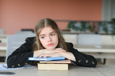 Eğitim ve okul konsepti - Öğrenci kız okulda okuyor ve kitap okuyor