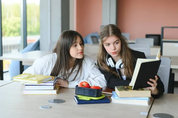 Две Пятнадцатилетние Школьницы Читают Книги Абстрактно Делают Домашнее Задание Школьной — стоковое фото