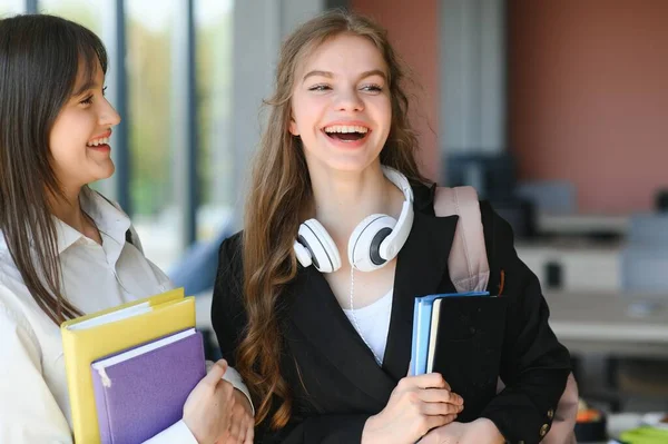 Lächelnde Schulmädchen Sprechen Schreibtisch Der Klasse Über Hausaufgaben — Stockfoto
