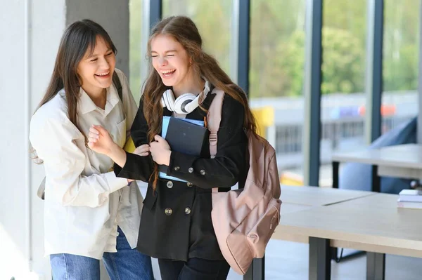 Усміхнені Дівчата Шкільному Коридорі Дві Студентки Коледжу Говорять Після Лекції — стокове фото