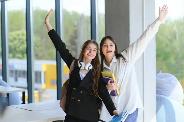 Δύο Φιλενάδες Μαθήτριες Ευτυχισμένες Φοιτήτριες Είναι Ικανοποιημένες Τις Σπουδές Τους — Φωτογραφία Αρχείου