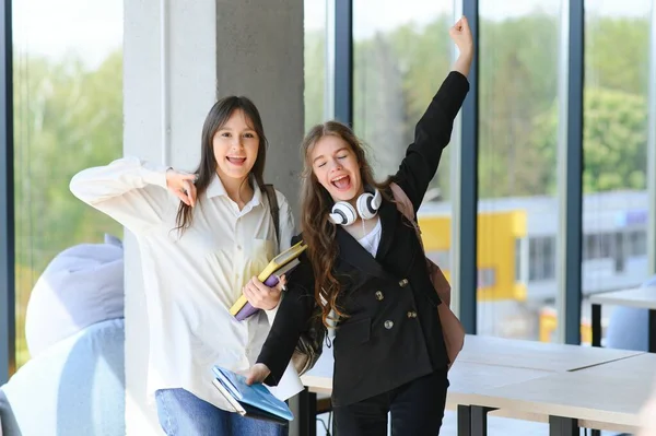 Χαμογελώντας Κορίτσια Στο Διάδρομο Του Γυμνασίου Δύο Φοιτήτριες Μιλούν Μετά — Φωτογραφία Αρχείου