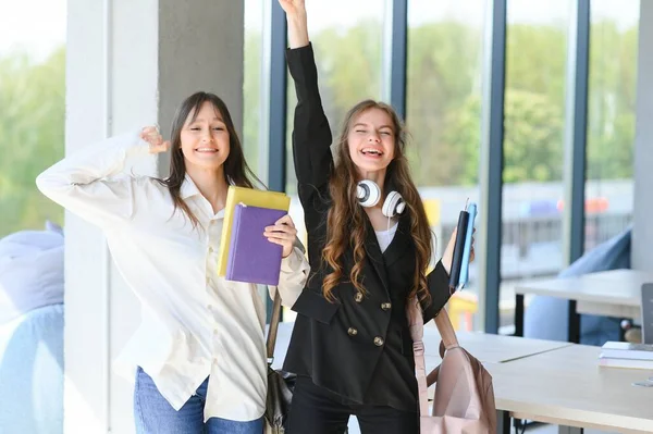 Lächelnde Mädchen Auf Dem Flur Der High School Zwei Studentinnen — Stockfoto