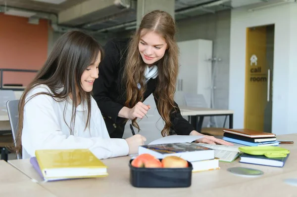 Studentesse Sorridenti Stanno Parlando Compiti Alla Scrivania Della Classe — Foto Stock