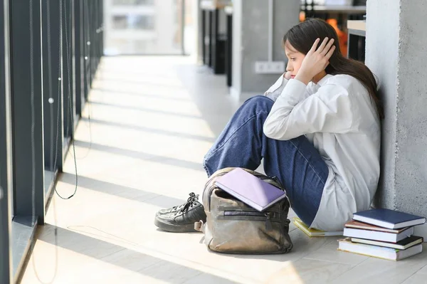 Asiática Joven Estudiante Sentado Solo Con Triste Sensación Escuela —  Fotos de Stock