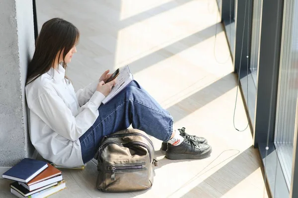 Vzdělávací Koncept Moderní Studentka Sedí Podlaze Radostně Čte Knihu Moderní — Stock fotografie