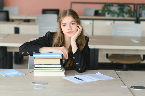 Tiener Meisje Studeren Met Leerboek Schrijven Essay Leren Klas — Stockfoto