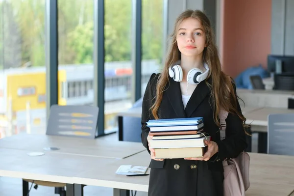 Προσωπογραφία Μαθήτριας Που Στέκεται Στην Τάξη Ένα Βιβλίο Στα Χέρια — Φωτογραφία Αρχείου