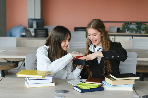 Vzdělání Dva Chytří Moderní Studenti Černobílé Uniformě Studují Knihovně Která — Stock fotografie