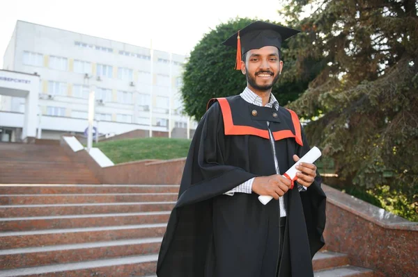 Universidad India Estudiante Masculino Celebrando Graduación — Foto de Stock
