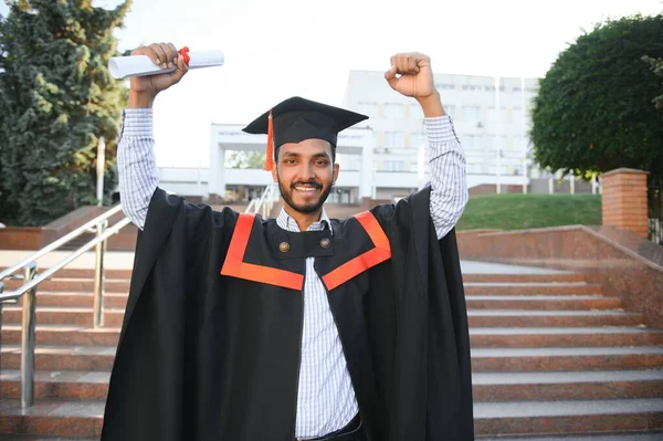 Porträt Eines Gut Aussehenden Indischen Männlichen Absolventen Abschlussgewand — Stockfoto