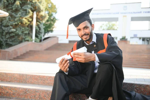 Retrato Hombre Guapo Indio Graduado Bata Graduación — Foto de Stock