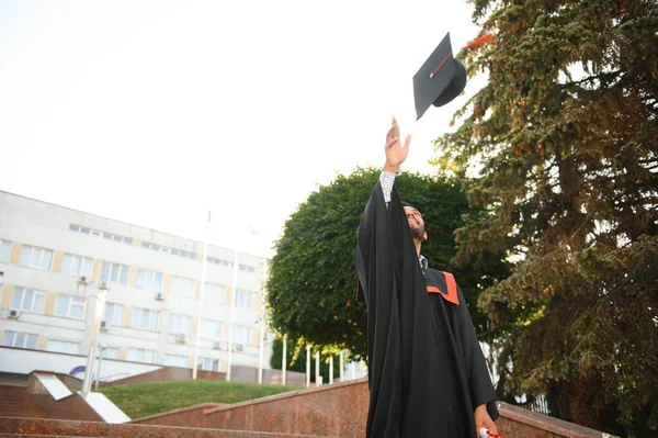 Educación Graduación Concepto Gente Estudiante Posgrado Indio Feliz — Foto de Stock