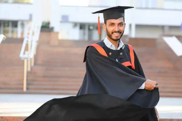 Beau Diplômé Indien Dans Éclat Graduation Avec Diplôme — Photo