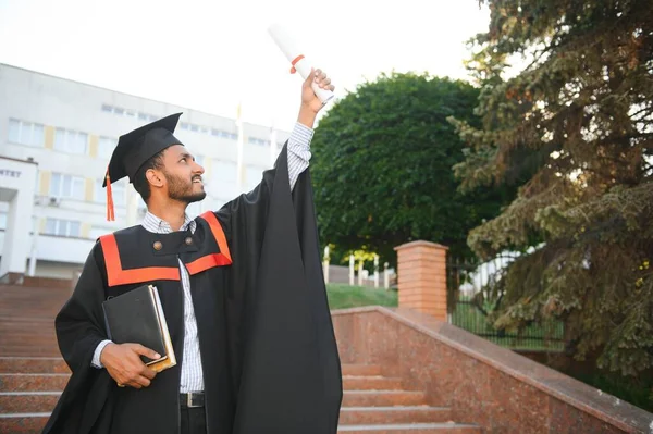 Mezuniyet Diplomasıyla Işıldayan Yakışıklı Hintli — Stok fotoğraf