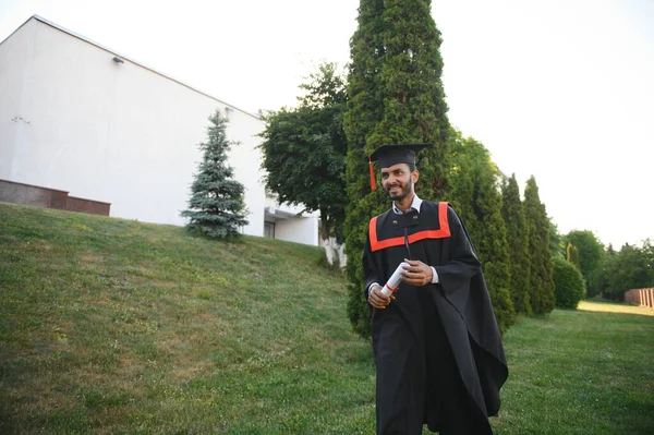 インドのハンサムな男性卒業生の肖像画卒業衣 — ストック写真