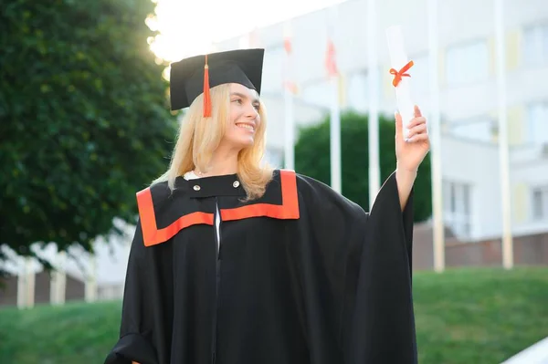 Retrato Entusiasmado Estudante Universitário Sexo Feminino Graduado Boné Vestido Comemorando — Fotografia de Stock